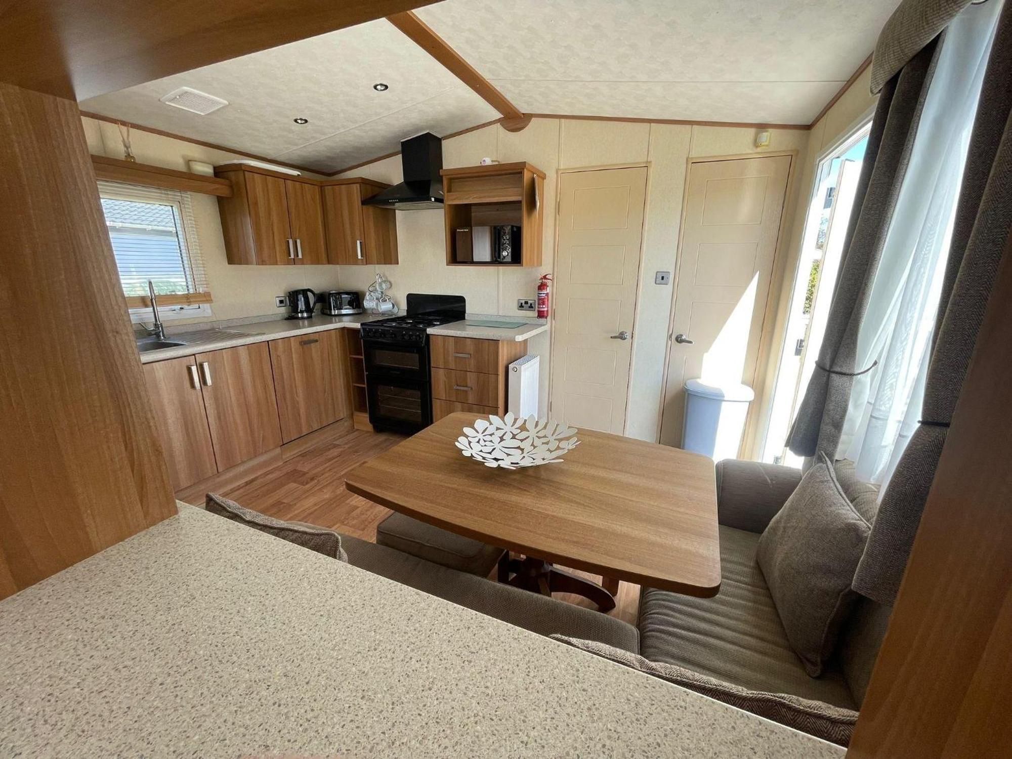 6 Berth Caravan With Decking At Manor Park In Hunstanton Ref 23017H Buitenkant foto